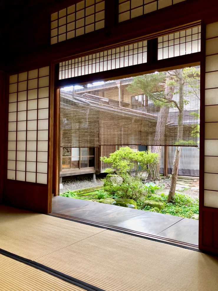Pièce donnant sur un corridor, se prolongeant par un jardin traditionnel