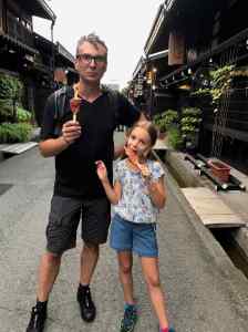 Geoffrey et Eden dans les rues de Takayama