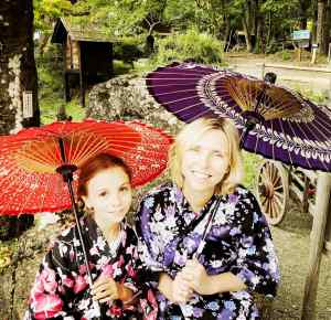 Eden et Juliette tentent les vêtements traditionnels, Hida