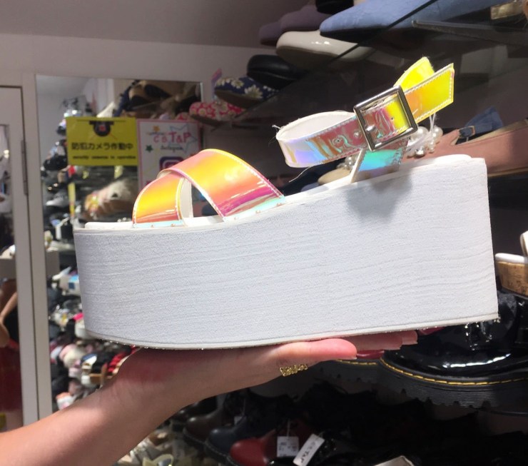 Chaussure de 23 cm de haut.