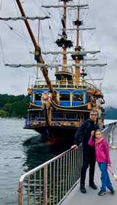 Bateau Pirate sur le Lac Ashi. Attention, il va partir !