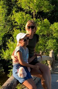 Mere et Fille dans un Jardin Japonais