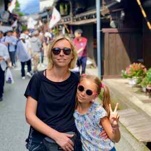 Juliette et Eden dans les rues de Takayama