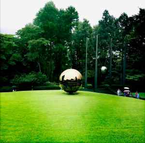 Sfera con Stera d'Arnaldo Pomodoro, Open Air Museum, Hakone