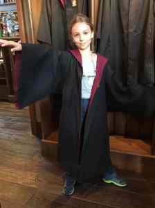 Eden porte la tenue de la maison Griffondor - Harry Potter - Universal Studio Japan