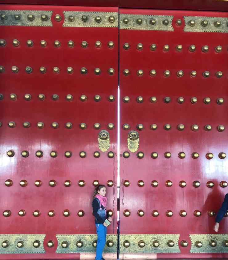 Petite fille et porte monumentale - Cité Interdite - Pékin - Chine