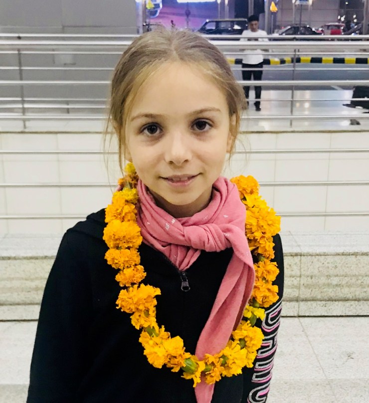 Arrivée à Delhi - Premier collier de fleurs, mais bien fatiguée.