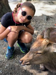 Eden pose avec un daim- Nara