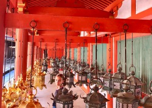 Eden au milieu des lanternes du sanctuaire Kasuga - Nara