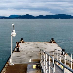 Fillette rêveuse sur le Ponton. Benesse House - Naoshima