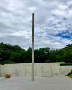 Devant le musée Lee Ufan, Art Minimaliste dans la nature