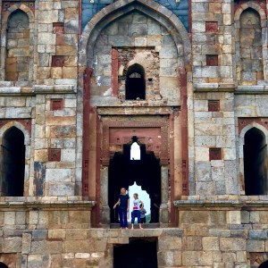 Eden et Juliette devant l'entrée d'un cénotaphe - Lodi Garden - Delhi - Inde