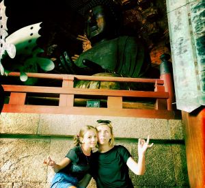 Fausse méditation devant le grand Bouddha