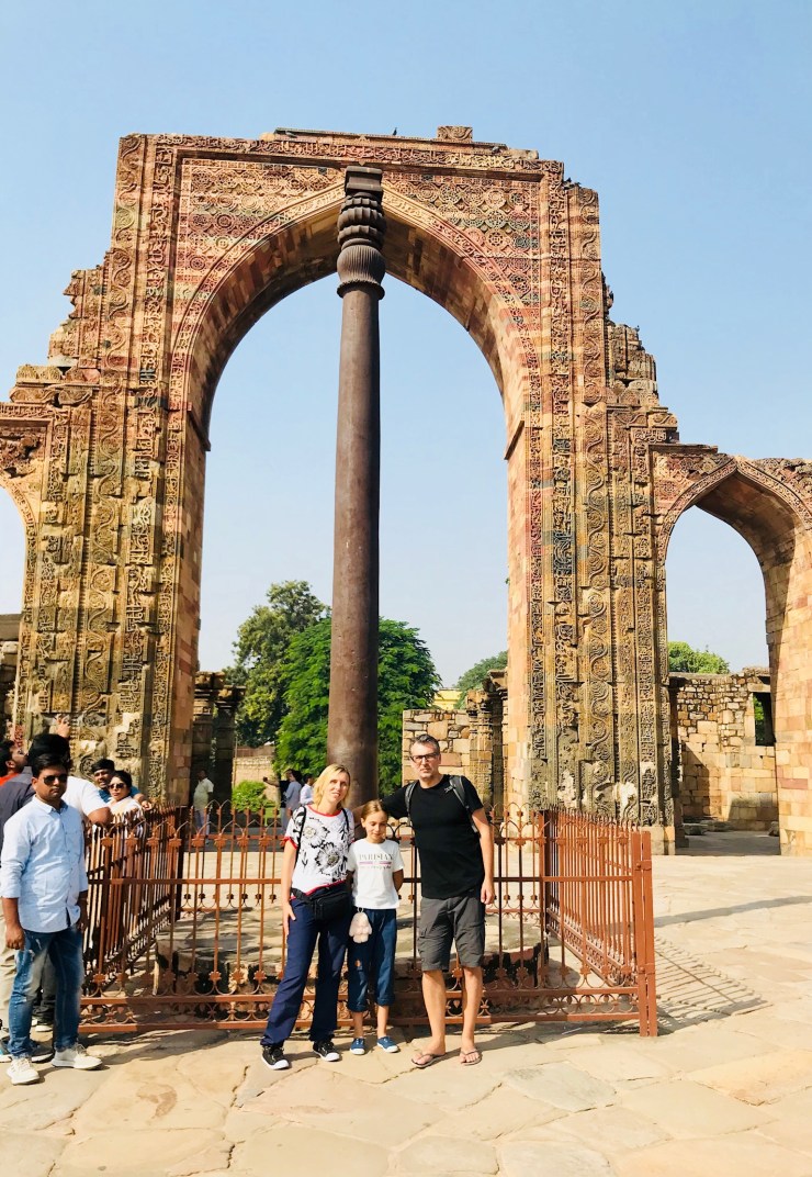 Devant l'étrange pilier en fer pur du IVeme siècle - Qutb Minar - Delhi - Inde