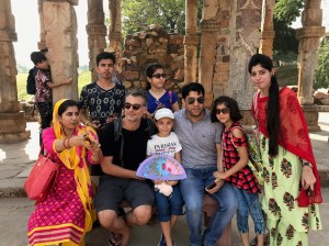 Eden pause au milieu des Indiens ! Une vraie star ici aussi, avec son bodyguard - Delhi - Inde