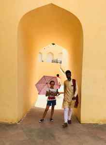 Eden dans un des passages du Jantar Mantar - Jaipur - Rajasthan