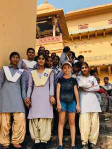 Eden avec un groupe de collégiennes au joli uniforme - Amber Palace - Rajasthan - Inde