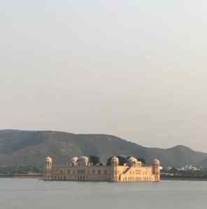 Palais sur l'eau le soir - Jaipur - Rajasthan