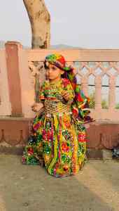 Toute petite fillette en habit traditionnel - Palais sur l'eau - Jaipur - Rajasthan