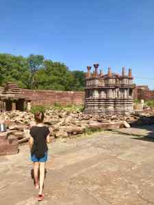 Eden déambule dans le temple Mahanal - sur la route vers Chittorgarh - Rajasthan - Inde