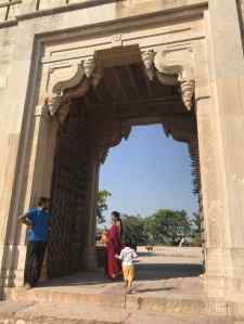 Parvati et Doudou passant la porte de l'Est - Chittorgarh - Rajasthan - Inde