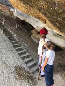Lala et Eden, avant de grimper au temple dans la roche - Narlai - Rajasthan - Inde