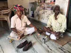 Le cordonnier et son ami, fumant la Ganga - Narlai - Rajasthan - Inde