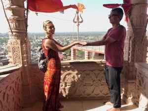 On "porte" le symbole de la paix - Narlai - Rajasthan - Inde