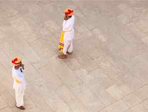 Conciliabules de gardes : turbans et téléphones portables - Fort de Jodhpur - Rajasthan - Inde