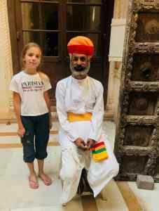 Eden pose avec un garde du fort à la barbe et au turban magnifiques - Jodhpur - Rajasthan - Inde