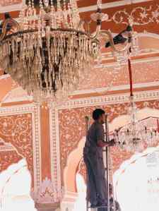 Il faut bien nettoyer les lustres, sous l'oeil des pigeons - City Palace - Jaipur - Rajasthan