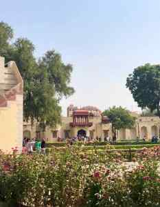 Jardins du Jantar Mantar et au fond, le Palais des vents - Jaipur - Rajasthan