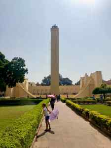 Eden dans les jardins du Jantar Mantar et au fond, le Palais des vents - Jaipur - Rajasthan