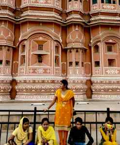 Femme prenant la pause devant le Palais des vents - Jaipur - Rajasthan