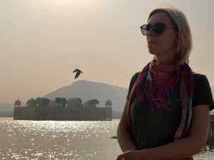 Juliette prend la pause devant le palais sur l’eau - Jaipur - Rajasthan - Inde