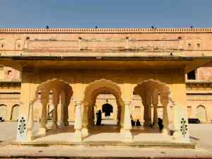 Jolies colonnes dans une autre cour - Amber Palace - Rajasthan - Inde