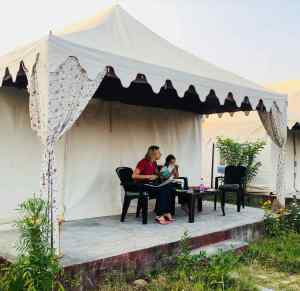 Ranthambore - Studieuses devant notre tente- Rajasthan - Inde