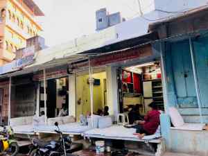 Echoppe attendant le client - Bundi - Rajasthan - Inde