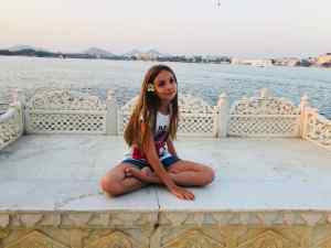 Pose Yoga sur banc de Maharaja - Jag Mandir - Udaipur - Rajasthan - Inde