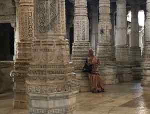 Vieille Indienne se reposant - Ranakpur - Rajasthan - Inde