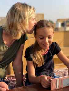 Tendresse mère fille sur le rooftop de notre haveli -Jaisalmer -Rajasthan - Inde
