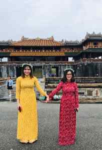 Jeunes filles posant devant la porte du midi - Cité impériale - Hue - Vietnam