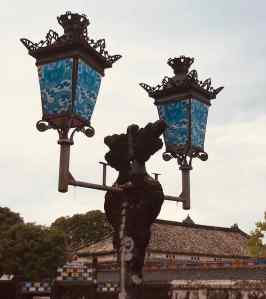 Inspiration Française revisitée à la mode Vietnamienne pour les lampadaires de la cité Impériale - Hue - Vietnam