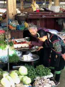 Achat de légumes sur le marché de Sapa - Vietnam
