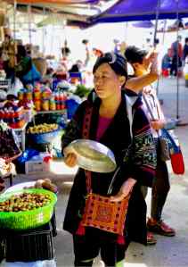 Sing, jolie Hmong, sur le marché de Sapa - Vietnam