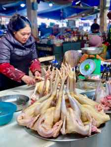 Sur le marché de Sapa - Belles pattes de Canard - Vietnam