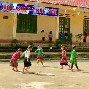 Fillettes Hmongs dans la cour de l'école - Région de Sapa - Vietnam