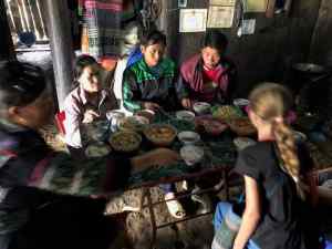 Repas en famille chez les Hmongs - Région de Sapa - Vietnam