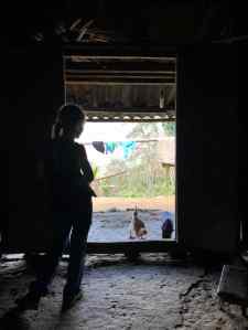 Eden observe les poulets - Région de Sapa - Vietnam