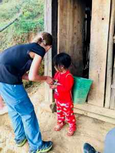 Chasse aux poussins avec la petite dernière - Chez Sing - Région de Sapa - Vietnam